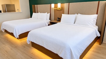 Suite, 2 Queen Beds (Low Floor)