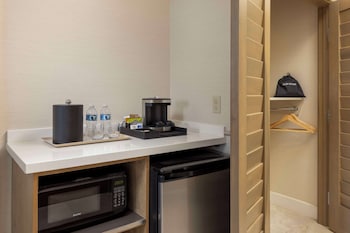 Premier Room, 1 King Bed, Accessible (Hearing)