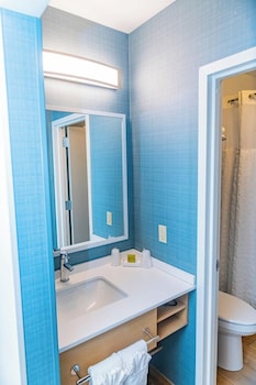 Room, 1 Queen Bed, Kitchenette (with Bathtub)