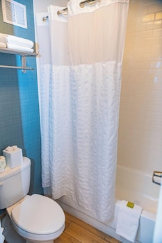 Room, 1 Queen Bed, Kitchenette (with Bathtub)