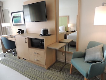 Room, 1 Queen Bed (with Roll-in Shower)