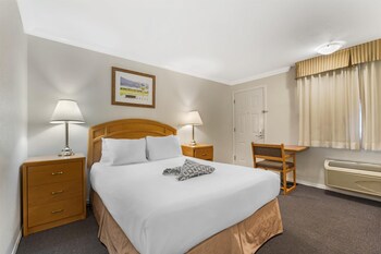 Standard Room, 1 Queen Bed, Non Smoking, Refrigerator & Microwave