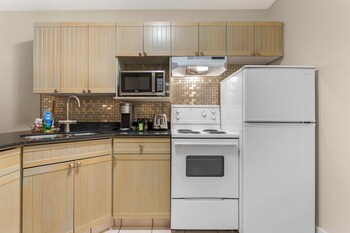 Honeymoon Suite, 1 King Bed, Non Smoking, Kitchen (Full Kitchen)