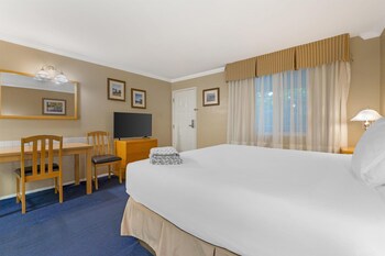 Standard Room, 1 King Bed, Non Smoking, Kitchenette