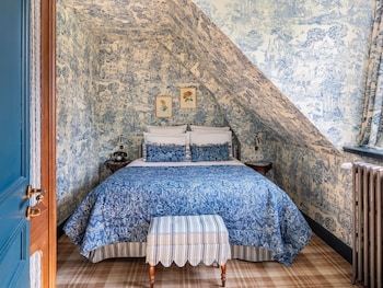 LES HARAS - Tiny Room, 1 Queen Bed, Attic Room