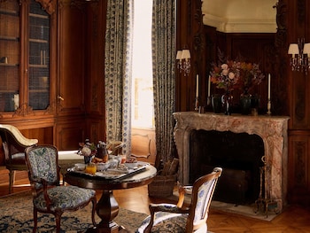 L'ABBAYE SUITE DE LA BARONNE, 1 King XL bed, 180° estate view, 1st floor