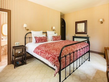 Room (The Pavilion of Honor, Forest view)