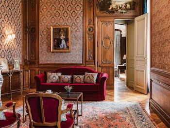 L'ABBAYE SUITE DE LA BARONNE, 1 King XL bed, 180° estate view, 1st floor