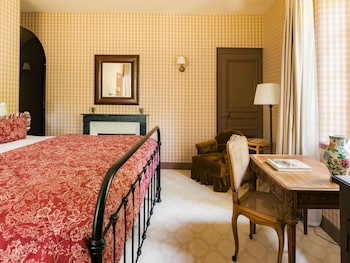 Room (The Pavilion of Honor, Forest view)