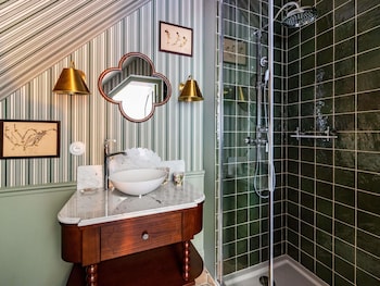 LES HARAS - Cosy Room, 1 Queen Bed, Attic Room