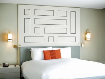 Suite, 1 King Bed, Balcony (Opera)