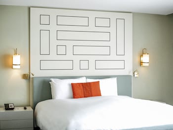Suite, 1 King Bed, Balcony (Opera)