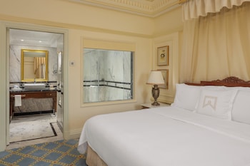 Club Suite, 1 King Bed, Smoking
