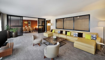 Premium Suite, 1 King Bed (Ambassador)