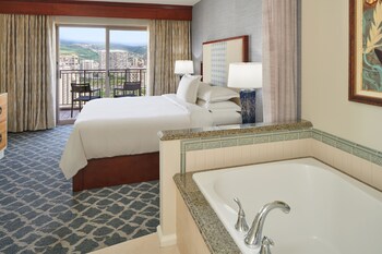 Suite, 1 Bedroom, Accessible, City View (Hearing, Roll-in Shower, 1 King)