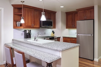Suite, 2 Bedrooms, Accessible, Partial Ocean View (Hearing, Bathtub, Balcony)