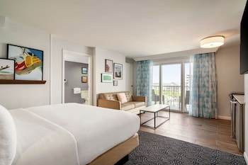 Basic Room, 1 King Bed, Accessible, Bathtub (Mobility & Hearing)