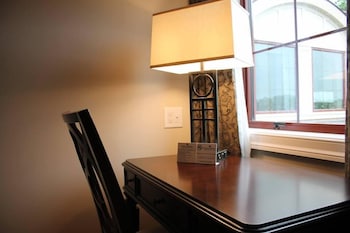 Premier Room, 1 Queen Bed, Refrigerator & Microwave, Executive Level