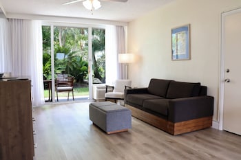 Deluxe Oasis King Suite