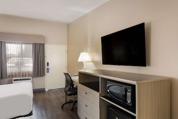 Standard Room, 2 Queen Beds, Non Smoking, Refrigerator & Microwave (Pet Friendly)