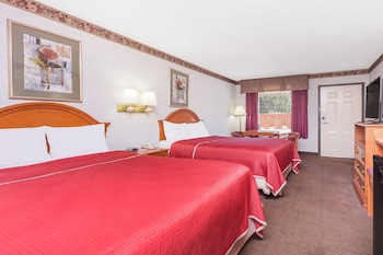 Basic Room, 2 Queen Beds, Smoking