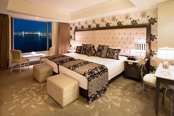 Suite, 1 Bedroom, Club Lounge Access, Bay View (Dining Area)