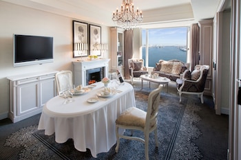 Suite, 1 Bedroom, Club Lounge Access, Bay View (Dining Area)