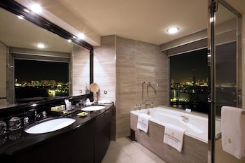 Junior Suite, 1 King Bed, River View (High Floor)