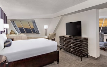 Pyramid King Corner Suite