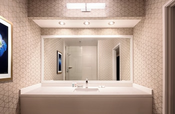 Pyramid Premier Two Queen Room