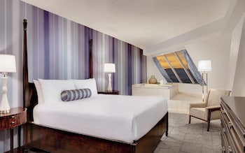Pyramid King Corner Suite