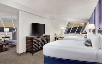 Pyramid Two Queen Corner Suite