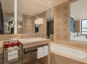 Deluxe Room, 1 King Bed