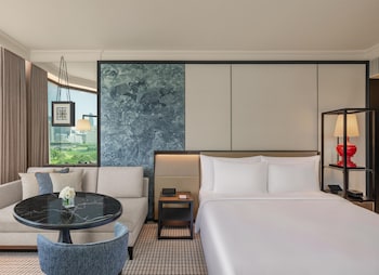 Deluxe Room, 1 King Bed, Corner