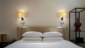 Room, 1 King Bed, Corner