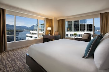 Signature Harbor and Stanley Park View Corner Room, 1 King Bed