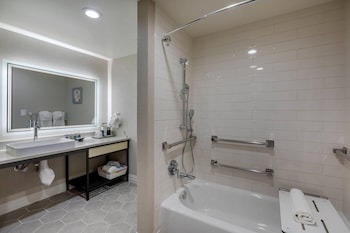 Standard Room, 1 King Bed, Non Smoking (Accessible Tub)