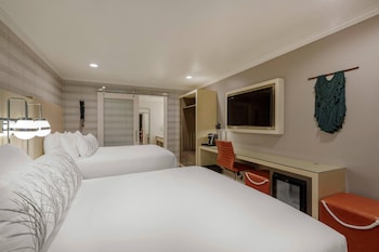 Standard Room, 2 Queen Beds, Accessible, Non Smoking (Roll-In Shower)