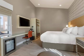 Deluxe Room, 1 King Bed, Non Smoking, Balcony