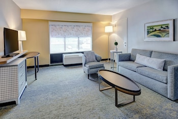 Suite, 1 King Bed, Accessible Bathtub (Mobility)