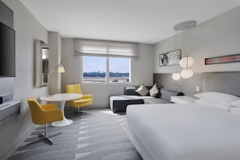 1 King Bed, Accessible, Bathtub