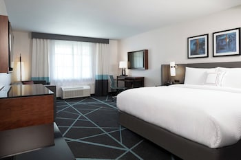 Suite, 1 King Bed with Sofa bed (Mobility/Hearing Accessible, Tub)