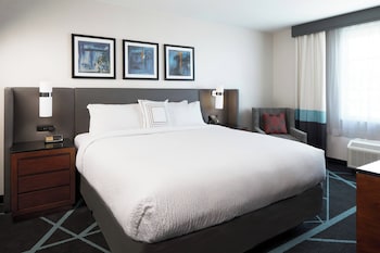 Suite, 1 King Bed with Sofa bed (Mobility/Hearing Accessible, Tub)