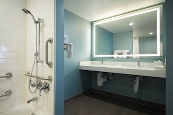 Suite, 1 King Bed with Sofa bed (Mobility/Hearing Accessible, Tub)