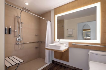 Surfrider Oceanfront, 1 King, Mobility/Hearing Access, Roll-in Shower Newly Renovated
