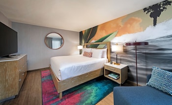 Premium Suite, 1 King Bed, Lanai, Pool View