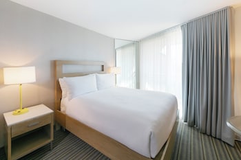 Deluxe Room, 1 Queen Bed, Accessible, Partial Ocean View