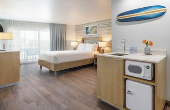 Room, 1 King Bed, Partial Ocean View