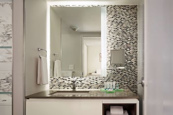 Room, Accessible (Mobility & Hearing, Roll-in Shower)