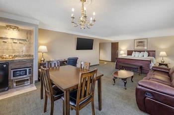 Suite, 1 King Bed, Non Smoking, Refrigerator & Microwave (Larger Room)